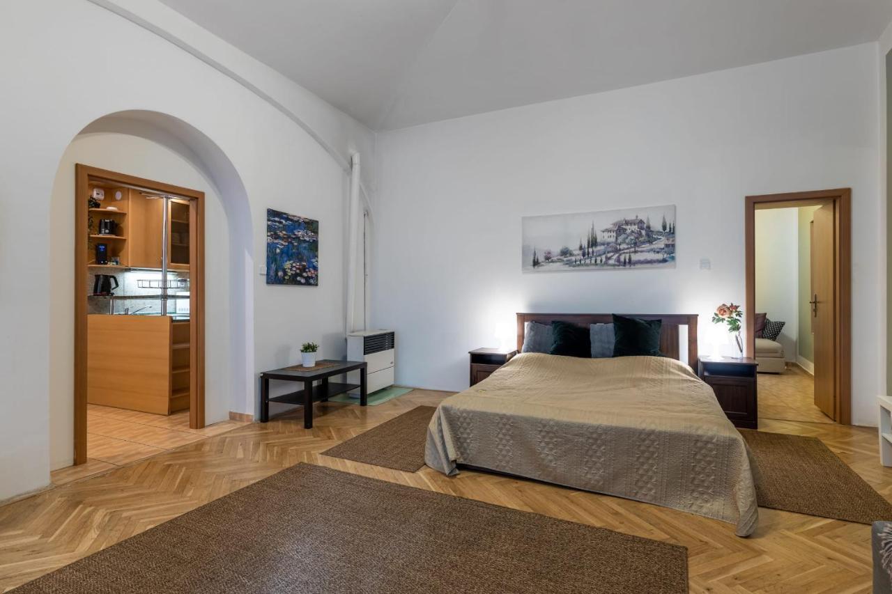 Spacious 3 Bedroom Apartment In The Heart Of Prague Extérieur photo